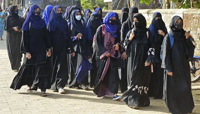 கர்நாடகத்தை அடுத்து மும்பை: பர்தா அணிந்த மாணவிகளுக்கு அனுமதி மறுப்பு.. அதிர்ச்சியளித்த கல்லூரி நிர்வாகம்!