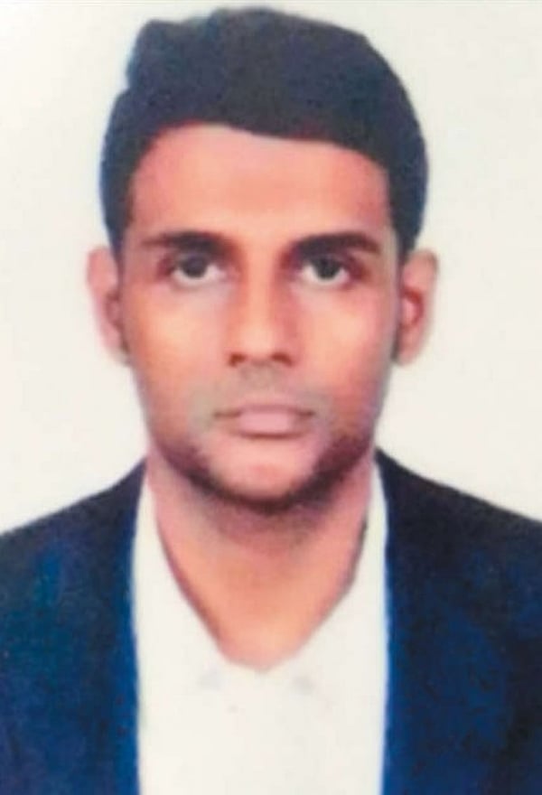 சேரில் அழுகிய நிலையில் இருந்த மருத்துவர் சடலம்.. இரத்தத்தை வெளியேற்றி தற்கொலை.. காரணம் என்ன ?