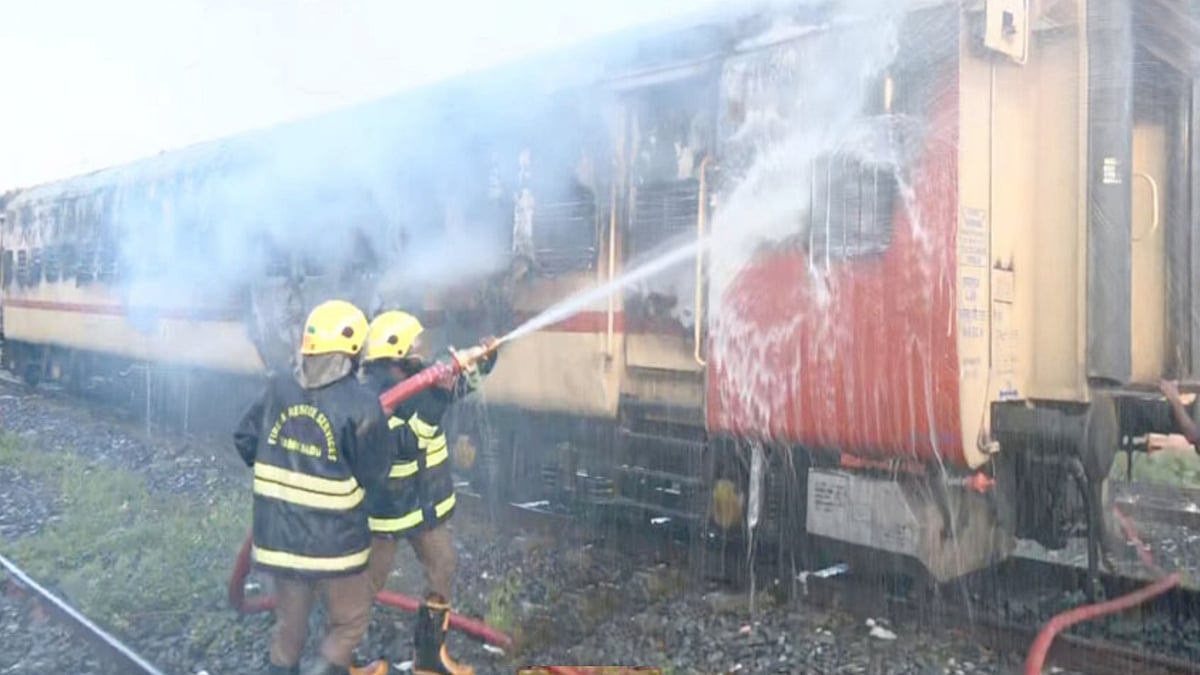 மதுரை அருகே நிறுத்தி வைக்கப்பட்டிருந்த இரயிலில் தீ.. 10 ஆன்மீக சுற்றுலா பயணிகள் உடல்கருகி பரிதாப பலி!