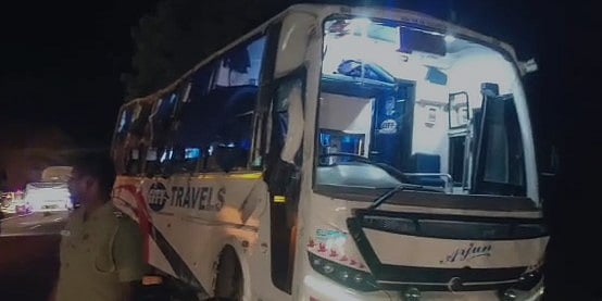 அதிகாலையில் நடந்த கொடூரம்.. தலைகுப்புற கவிழ்ந்த சொகுசு பேருந்து : 2 பயணிகள் உடல் நசுங்கி பலி!