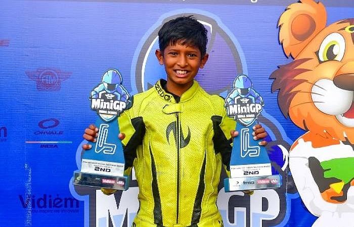 பைக் ரேஸில் மீண்டும் அதிர்ச்சி.. கழன்று விழுந்த Helmet.. தலையில் அடிபட்டு 13 வயது சிறுவனுக்கு சோகம் !