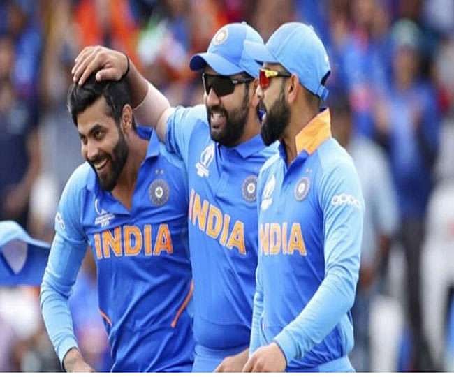 ”எப்போவும் என்னையும் கோலியையுமே கேள்வி கேட்கிங்க? ஜடேஜாவை கேட்க மாட்டுக்கிங்க?” -ரோகித்சர்மா கலகல பதில் !