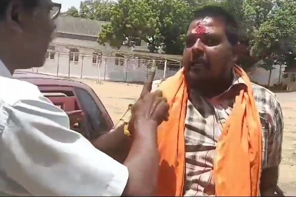 ”நாங்க நரேந்திர மோடி கட்சி டொனேஷன் குடுங்க”.. தனியார் கல்லூரிக்குள் புகுந்து இந்து சேனா அமைப்பு மிரட்டல்!