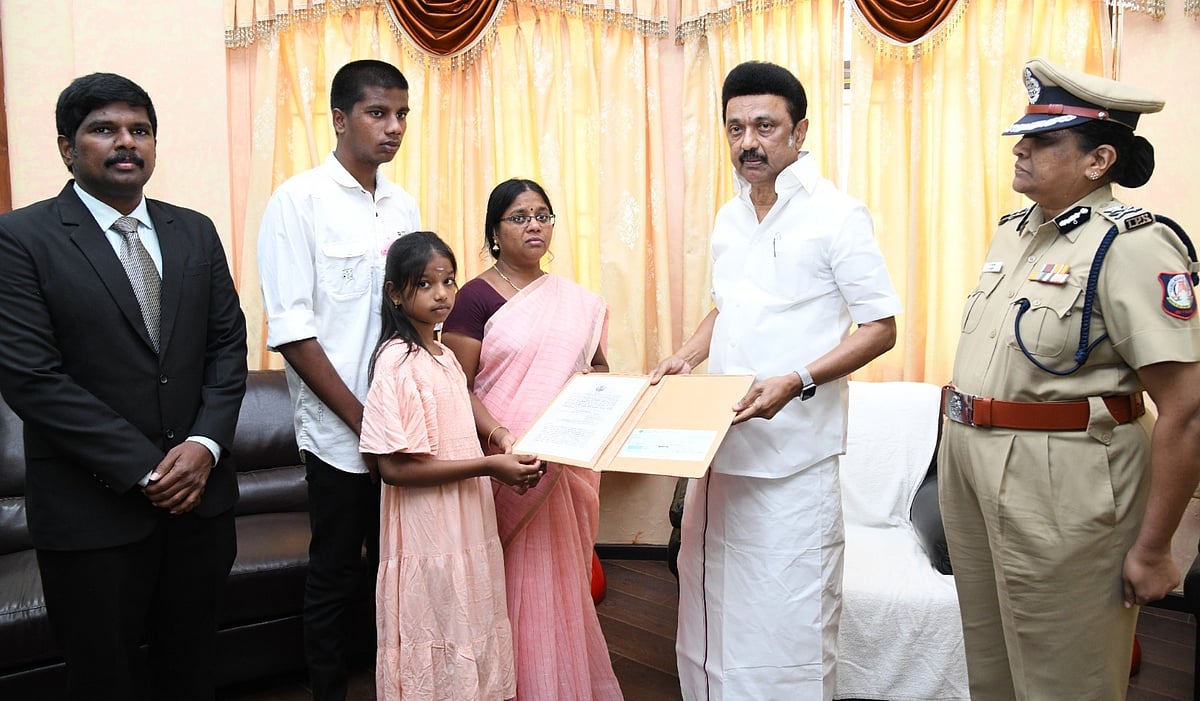 திருச்சி: ரோந்து பணியின்போது உயிரிழந்த காவலர்.. குடும்பத்தை நேரில் சந்தித்து நிவாரண நிதியளித்த முதல்வர் !