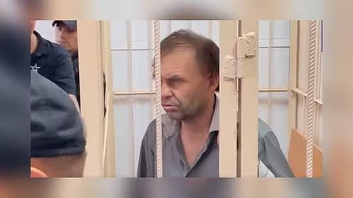 14 ஆண்டுகளாக பாலியல் அடிமையாக அடைத்து வைக்கப்பட்ட இளம்பெண்.. 51 வயது நபர் கைது.. மதுவால் நேர்ந்த சோகம் !