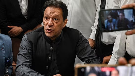 ஊழல் வழக்கில் 3 ஆண்டு சிறை.. விரைவில் வரவுள்ள நாடாளுமன்றத் தேர்தலில் நிற்கமுடியாத நிலையில் இம்ரான் கான் !