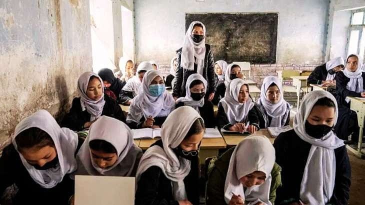 வகுப்பறையில் ஹிஜாப் சரியாக அணியாத பள்ளி மாணவிகள்.. ஆத்திரத்தில் மொட்டையடித்துவிட்ட கொடூர ஆசிரியர் ! 