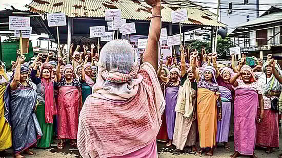 "நாங்கள் இந்திய மக்கள் " -அமித்ஷாவை கண்டித்து பெண்களின் மாபெரும் போராட்டம்..  மணிப்பூரில் பரபரப்பு !