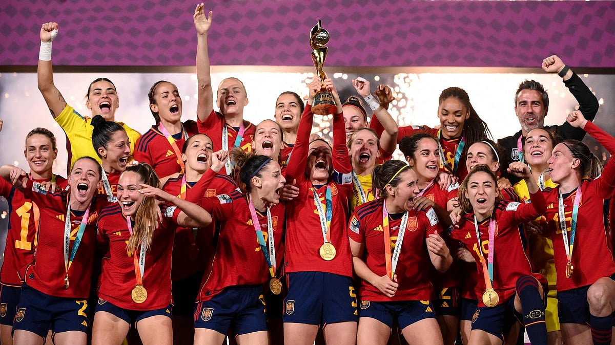 உலகக்கோப்பை வென்ற வீராங்கனையின் உதட்டில் முத்தம்.. மன்னிப்பு கோரிய கால்பந்து சங்க தலைவர்.. நடந்தது என்ன ?