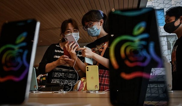 இரவில் NO internet.. 2 மணி நேரத்திற்கு மேல் செல்போன் பயன்படுத்த தடை: சீனாவில் சிறுவர்களுக்கு கட்டுப்பாடு!