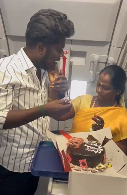 விமானத்தில் அம்மாவுக்கு சர்ப்ரைஸ்..  50வது பிறந்த நாளை கேக் வெட்டி கொண்டாட வைத்த மகன்- ஒரு நெகிழ்ச்சி கதை