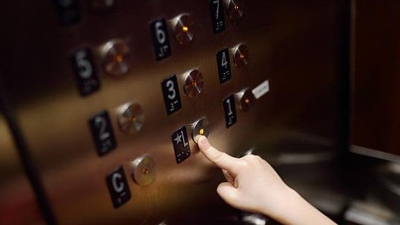 2 மணி நேரம்.. Lift-ல் தனியாக சிக்கிக் கொண்ட சிறுவன் செய்த காரியம்: அசந்து போன பெற்றோர்!