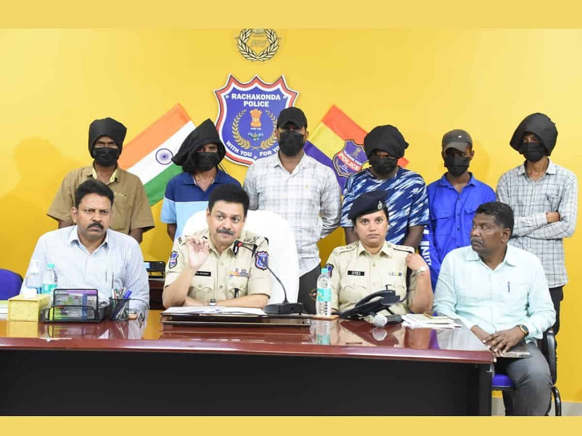 வீட்டில் தனியாக இருந்த சிறுமி.. வீடு புகுந்த 8 பேர்.. கத்தி முனையில் மிரட்டி கூட்டு பாலியல் வன்கொடுமை !