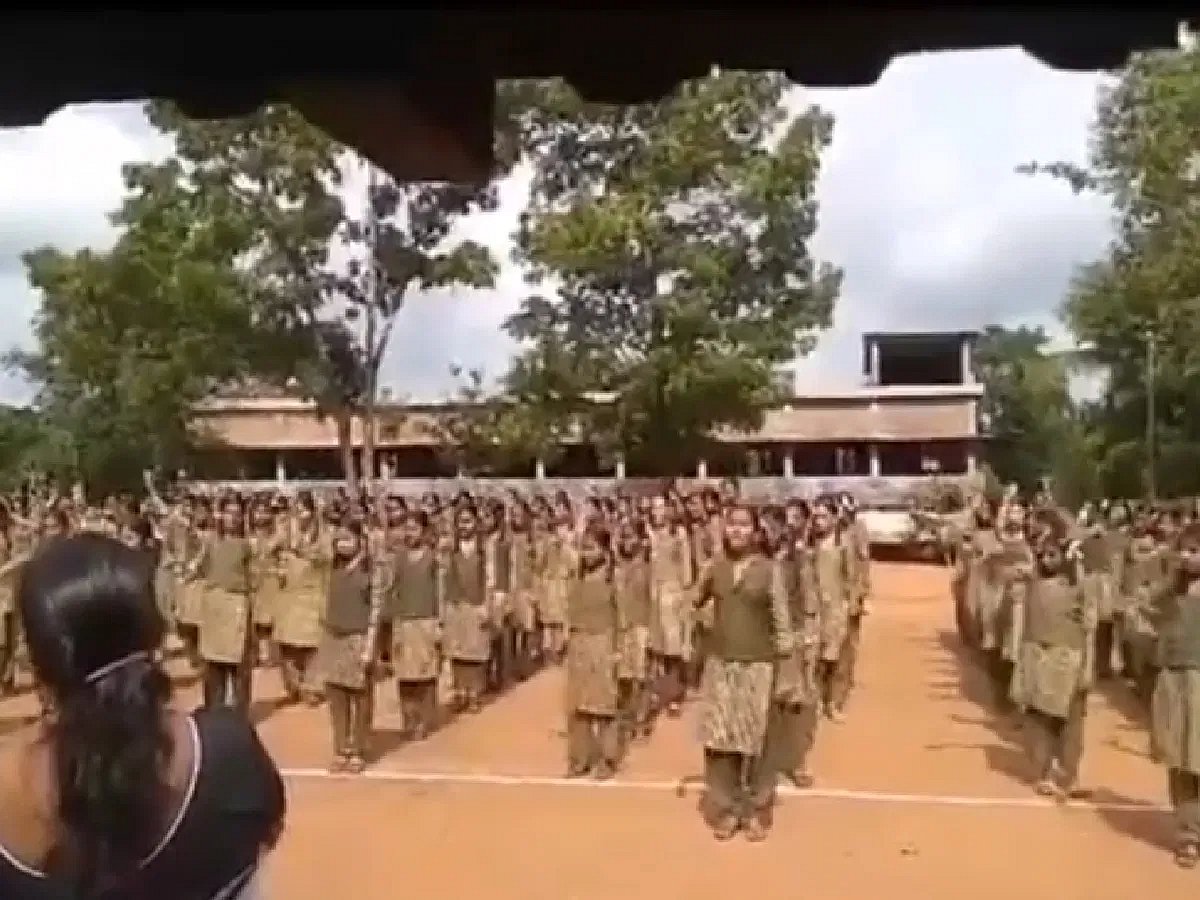 கர்நாடகா: 'சாவர்க்கர் வாழ்க'- மாணவர்ளை கோஷமிடவைத்த பள்ளி.. கண்டனம் எழுந்ததும் மன்னிப்பு கேட்ட நிர்வாகம் !