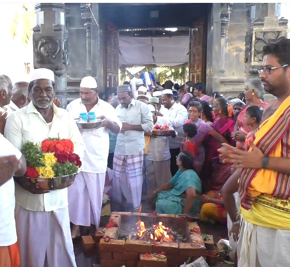 மத நல்லிணக்கத்திற்கு சிறந்த எடுத்துக்காட்டு.. பெருமாள் கோவிலுக்கு சீர்வரிசை சுமந்து வந்த இஸ்லாமியர்கள் !