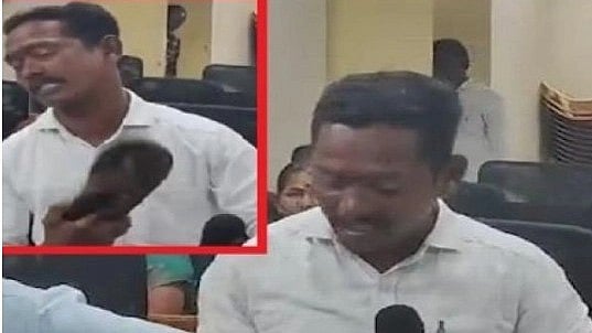 யார் சாமி நீ.. நகராட்சி கூட்டத்தில் தன்னைத் தானே செருப்பால் அடித்து கொண்ட கவுன்சிலர்:  என்ன காரணம்?