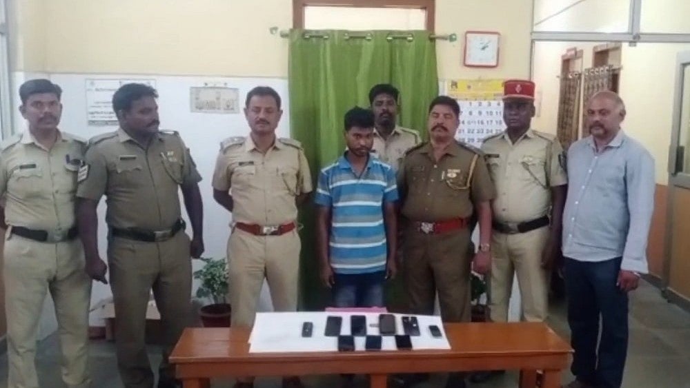 பேருந்து நிலையத்தில் பயணிகளிடம் செல்போன் திருட்டு.. தொடர் கைவரிசை காட்டி வந்த வாலிபர் சிக்கியது எப்படி?