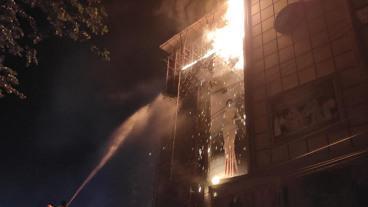 திடீரென வந்த புகை.. மளமளவென பற்றிய தீயால் அலறியடித்து ஓடிய மக்கள்: பிரபல தனியார் துணிக்கடையில் அதிர்ச்சி!