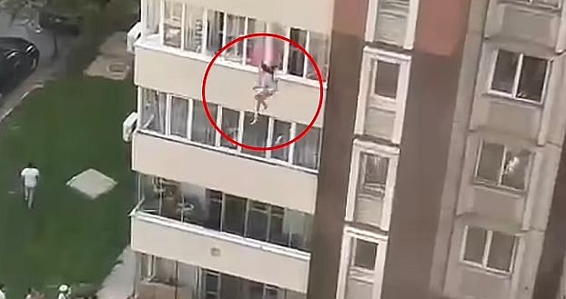 பற்றி எரிந்த 16 மாடி குடியிருப்பு.. குழந்தைகளை தூக்கி வீசிய பெற்றோர்கள் : திகிலூட்டும் சம்பவம்!