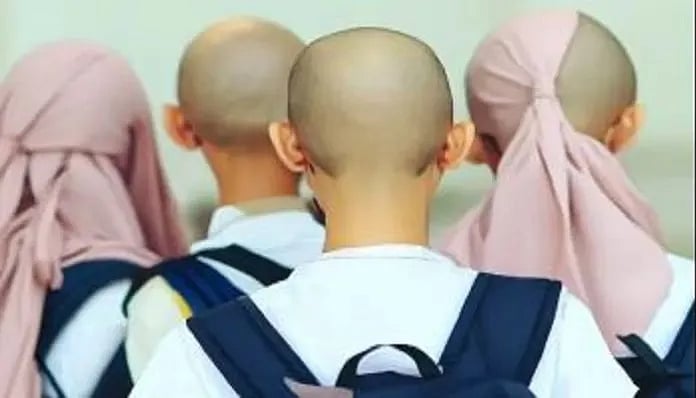 வகுப்பறையில் ஹிஜாப் சரியாக அணியாத பள்ளி மாணவிகள்.. ஆத்திரத்தில் மொட்டையடித்துவிட்ட கொடூர ஆசிரியர் ! 