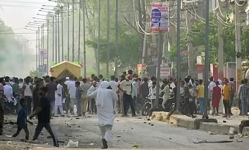 விஷ்வ ஹிந்து பரிஷத் நடத்திய ஊர்வலத்தில் வெடித்த வன்முறை.. 2 காவலர்கள் பலி - பின்னணியில் பஜ்ரங் தள்!