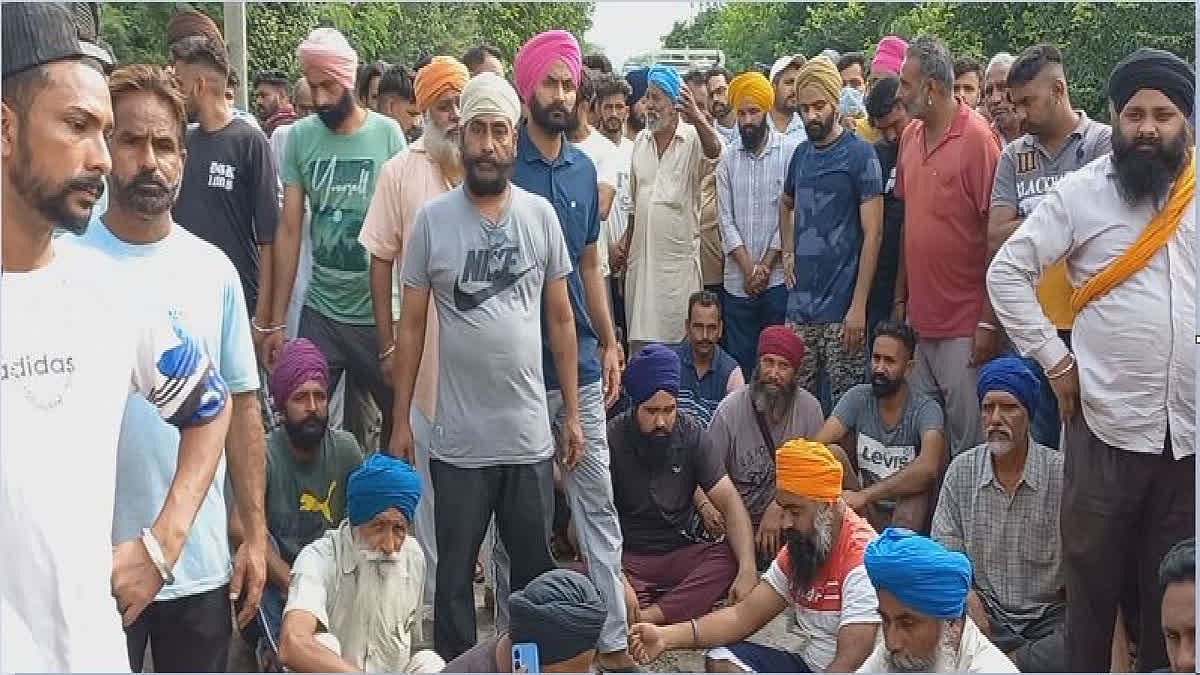 லாரி இடித்தில் சொந்த டிராக்டர் சக்கரத்தில் சிக்கிய இளைஞர்.. 500மீ இழுத்து செல்லப்பட்டு உடல் நசுங்கி பலி !