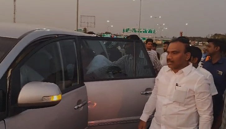 சாலை விபத்தில் படுகாயம் அடைந்த வாலிபர்.. தனது காரில்  மருத்துவமனைக்கு அனுப்பி வைத்த தி.மு.க MP!