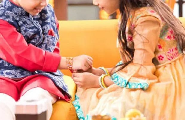 “ராக்கி கட்ட தம்பி பாப்பா வேணும்..” : அடம்பிடித்த சிறுமி.. பெற்றோர் செய்த காரியத்தால் அதிர்ச்சி !