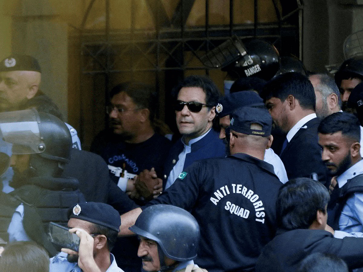 சிறையில் பாகிஸ்தான் முன்னாள் பிரதமர் இம்ரான்கானுக்கு விஷம்.. மனைவி பரபரப்பு குற்றச்சாட்டு !