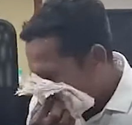 யார் சாமி நீ.. நகராட்சி கூட்டத்தில் தன்னைத் தானே செருப்பால் அடித்து கொண்ட கவுன்சிலர்:  என்ன காரணம்?