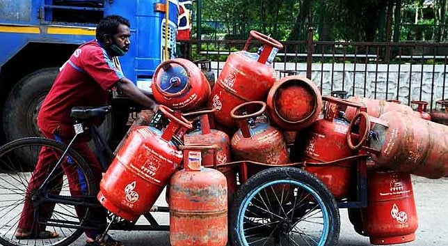 ”ரூ.200 சிலிண்டர் விலை குறைப்பு ஏமாற்று வேலை தேர்தல் நாடகம்”.. எதிர்க்கட்சி தலைவர்கள் குற்றச்சாட்டு!