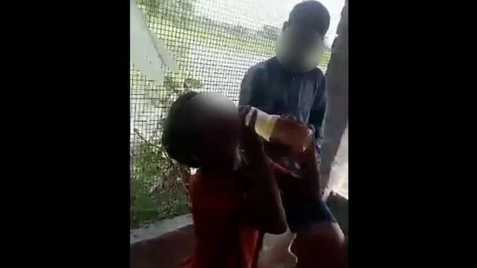 சிறுநீரை குடிக்க வைத்து கொடுமை.. சிறுவர்கள் ஆசனவாயில் மிளகாயை திணித்து கொடூரம்.. உ.பி-யில் அதிர்ச்சி !