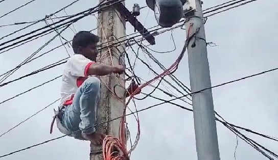 ரூ.135 அபராதம் விதித்த காவலர்.. ஆத்திரத்தில் காவல் நிலையத்திற்கான மின்சாரத்தைத் துண்டித்த மின் ஊழியர்!