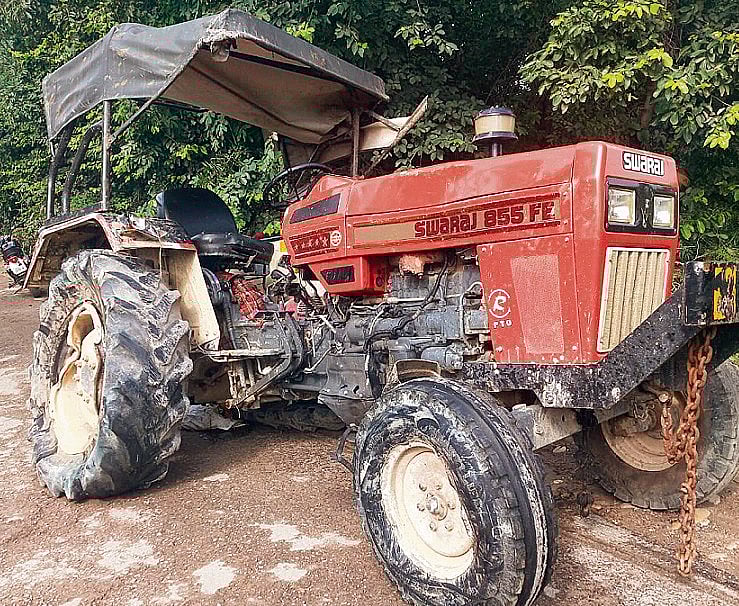 லாரி இடித்தில் சொந்த டிராக்டர் சக்கரத்தில் சிக்கிய இளைஞர்.. 500மீ இழுத்து செல்லப்பட்டு உடல் நசுங்கி பலி !