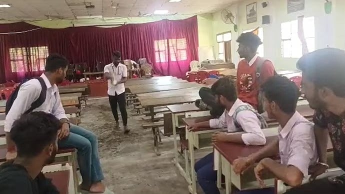 சிறப்பு விருந்தினராக சென்ற பிரகாஷ் ராஜ்.. நின்ற இடத்தில் கோமியம் தெளித்த மாணவர்கள்.. காரணம் என்ன? | Video