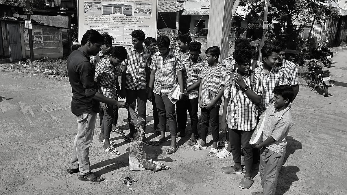 தினமலர் நாளிதழை கொளுத்திய மாணவர்கள்.. - காலை உணவு திட்டத்தை கொச்சைப்படுத்தியதற்கு குவியும் கண்டனம் !