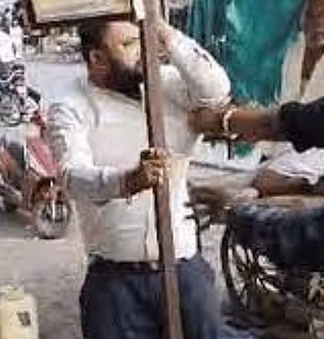 காசு கேட்டதால் ஆத்திரம்.. பா.ஜ.க நிர்வாகியை செருப்பால் அடித்த அதே கட்சியை சேர்ந்த தொண்டர்கள்!