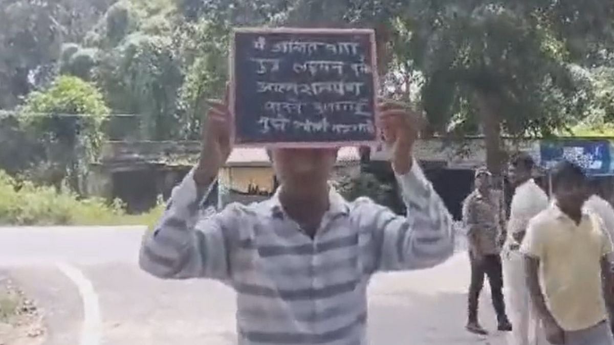 “நா இங்க சரணடைய வந்துருக்கேன்.. என்னை சுட்டுறாதீங்க..” - வாசகத்தோடு போலீஸ் ஸ்டேஷன் வந்த விநோத குற்றவாளி !