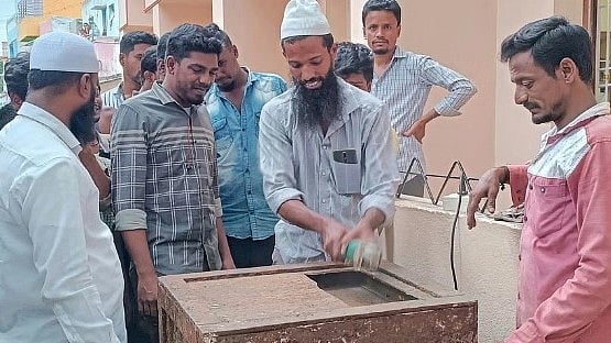 சாலையோரம் இருந்த பெரிய இரும்பு பெட்டி.. புதையல் இருப்பதாக திரண்ட பொதுமக்கள்: கடைசியில் நடந்த ட்விஸ்ட்!