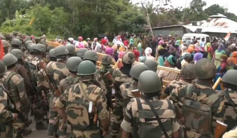 மணிப்பூரில் மீண்டும் கலவரம்.. பாதுகாப்பு படை முகாமில் இருந்து 19 ஆயிரம் துப்பாக்கி குண்டுகள்  கொள்ளை!