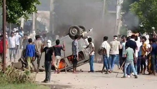 விஷ்வ ஹிந்து பரிஷத் நடத்திய ஊர்வலத்தில் வெடித்த வன்முறை.. 2 காவலர்கள் பலி - பின்னணியில் பஜ்ரங் தள்!