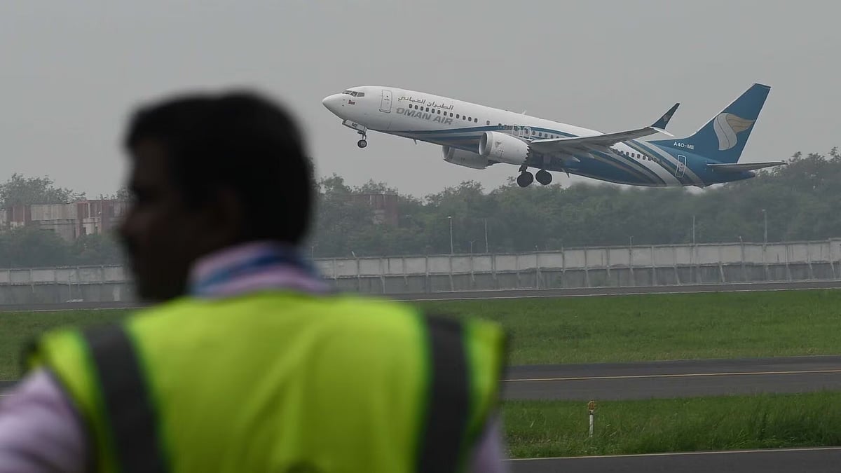 ஓமன் To சென்னை.. பறக்கும் விமானத்தில் மது அருந்திய வாலிபர்.. விமானம் தரையிறங்கியதும் நடந்த ட்விஸ்ட் !