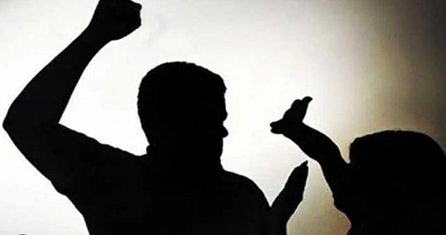 மனைவியின் கை விரலை கடித்து விழுங்கிய கணவர்.. காரணம் என்ன? : அதிர்ச்சி சம்பவம்!