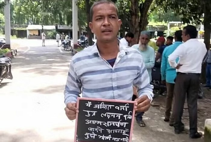 “நா இங்க சரணடைய வந்துருக்கேன்.. என்னை சுட்டுறாதீங்க..” - வாசகத்தோடு போலீஸ் ஸ்டேஷன் வந்த விநோத குற்றவாளி !