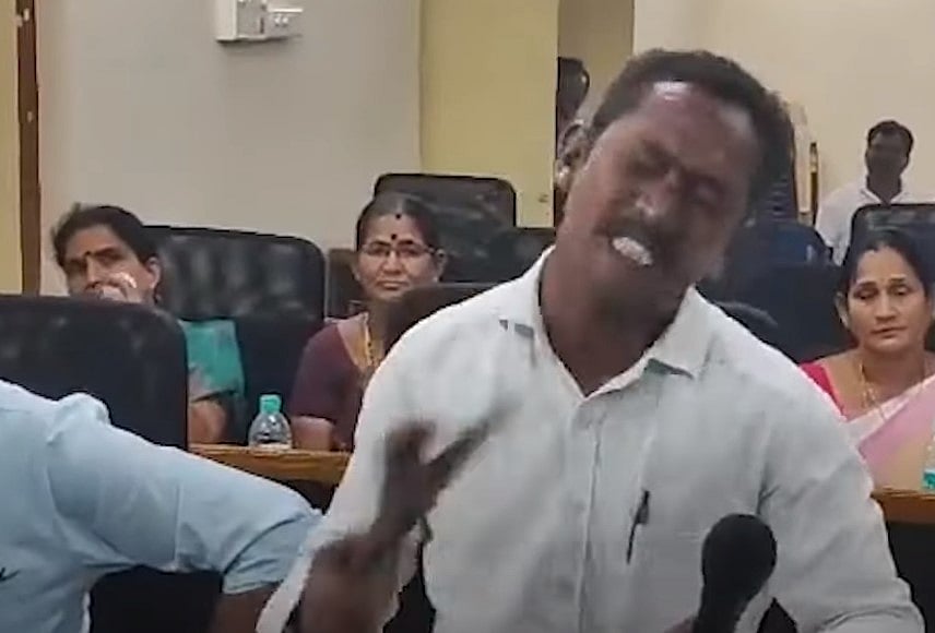 யார் சாமி நீ.. நகராட்சி கூட்டத்தில் தன்னைத் தானே செருப்பால் அடித்து கொண்ட கவுன்சிலர்:  என்ன காரணம்?