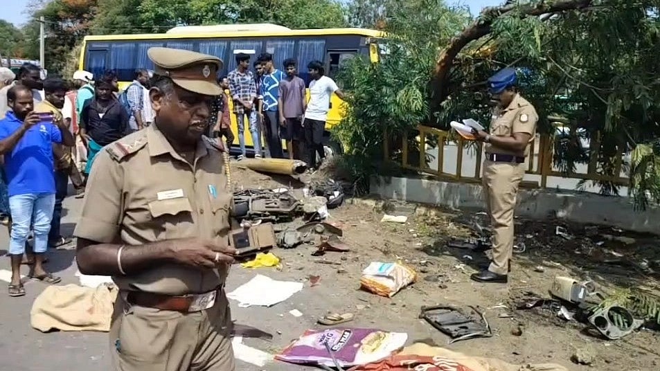 சாலையை கடக்க முயன்றபோது நடந்த விபரீதம்.. டிப்பர் லாரி மோதி சம்பவ இடத்திலேயே 4 பேர் பரிதாப பலி!