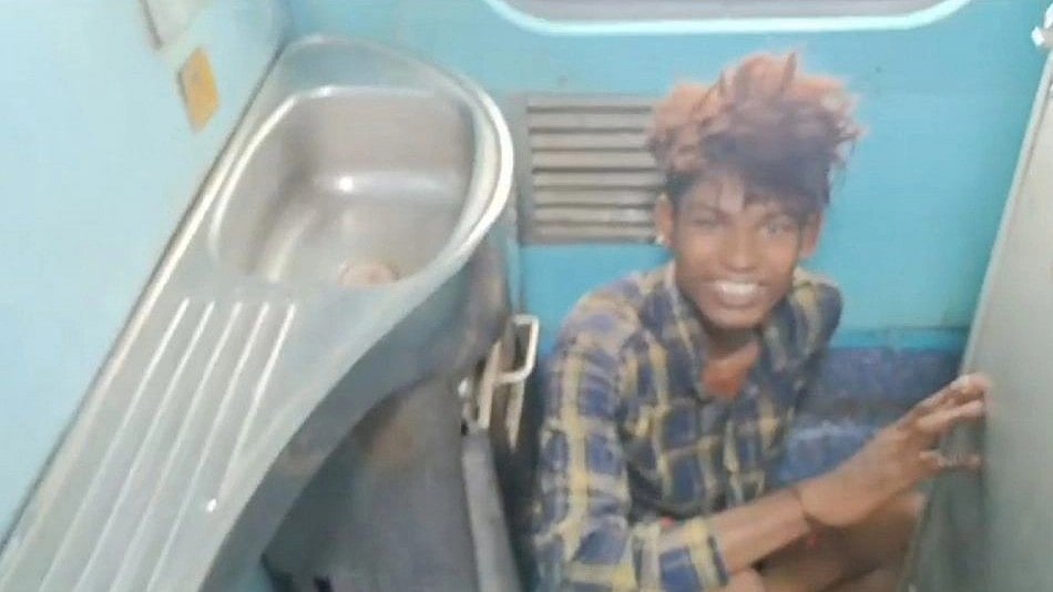 ரயில் பெட்டியின் கழிவறையில் இருந்து வந்த சத்தம்.. கதவை உடைத்த போலிஸாருக்கு காத்திருந்த அதிர்ச்சி!