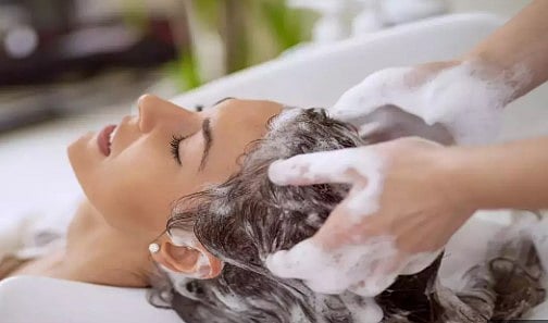 தலையில் தடவிய எண்ணெய்.. கையோடு கொத்து கொத்தாக வந்த முடி: பியூட்டி பார்லரில் இளம் பெண்ணுக்கு நேர்ந்த சோகம்