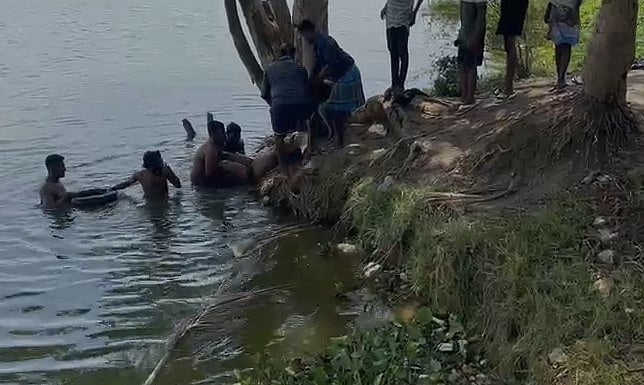 விடுறையை கழிக்கச் சென்ற இடத்தில் நடந்த துயரம்.. இரண்டு நண்பர்கள் ஆற்றில் மூழ்கி பரிதாப பலி!