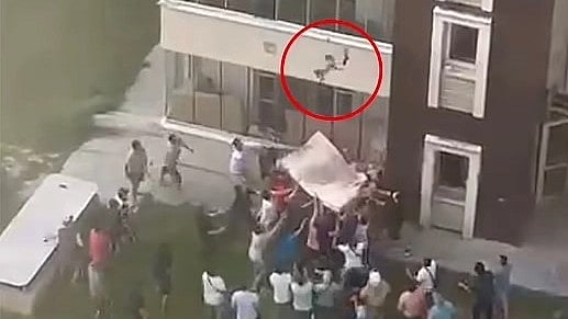 பற்றி எரிந்த 16 மாடி குடியிருப்பு.. குழந்தைகளை தூக்கி வீசிய பெற்றோர்கள் : திகிலூட்டும் சம்பவம்!